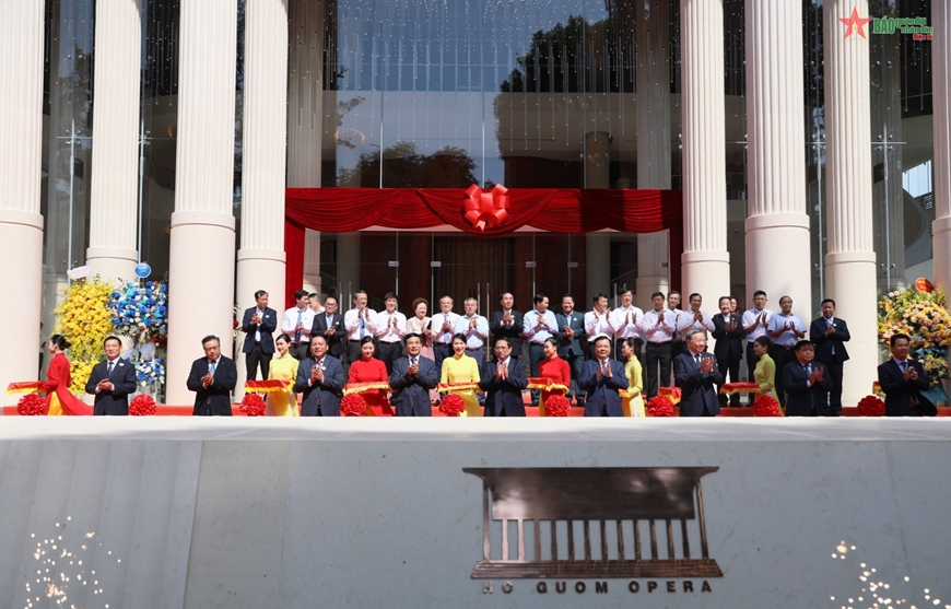 Thủ tướng Phạm Minh Chính cắt băng khánh thành Nhà hát Hồ Gươm